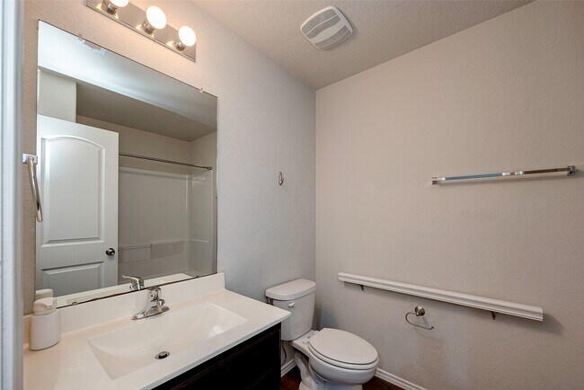 Building Photo - 14004 Lake Cres Dr