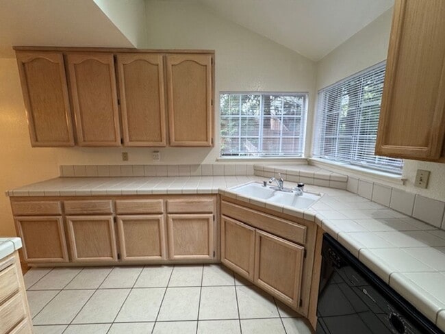 Building Photo - Wonderful 3 bedroom Tri-level townhome wit...