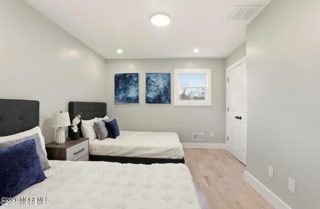 Building Photo - 112 Manhattan St