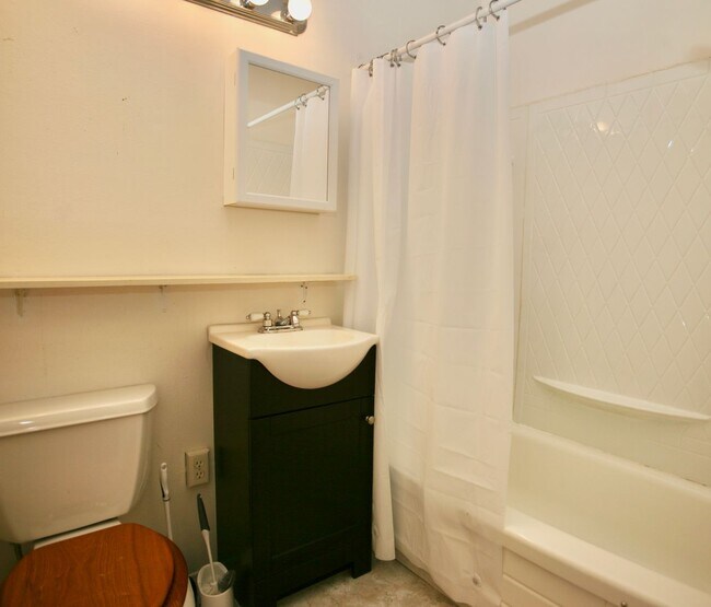 Building Photo - Single Level Home in Great Area!