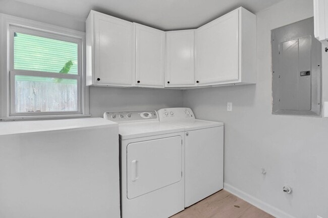 Building Photo - 4 BR, 2 BATH townhouse in downtown Charleston, SC.