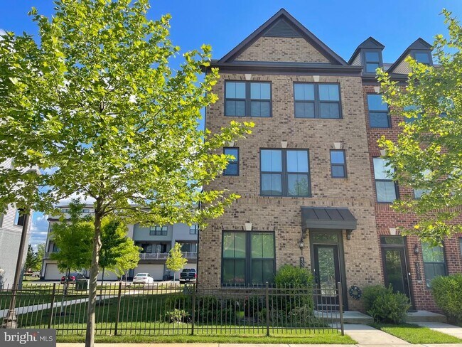 Building Photo - 43373 Southland St