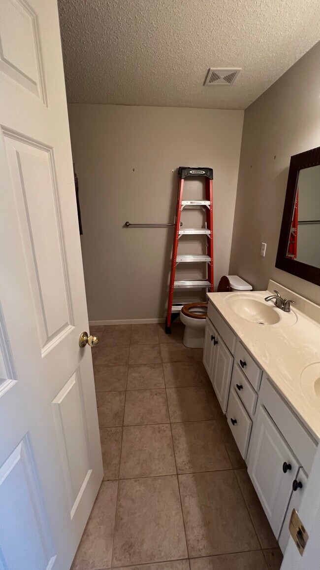 Building Photo - 7866 Old Carriage Ct