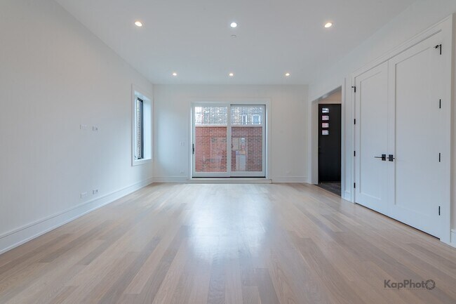 Building Photo - 901 W Cullerton St