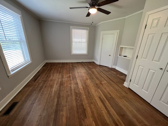 Building Photo - 2 bed 1 bath house