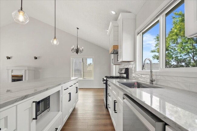 Building Photo - Newly Remodeled 3Bed/3Bath Home In Cut-De-...