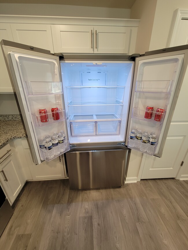 Large roomy refrigerator with two sizes of ice cubes - 3010 Alibird Cir