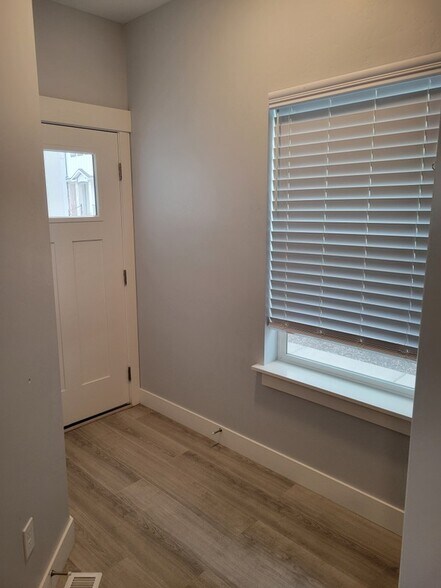Building Photo - 4895 E Lk Cor Dr