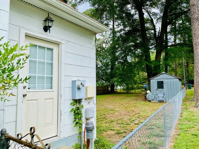 Building Photo - Adorable 2bdrm/1bth Rancher Located in Richmond's West End!!