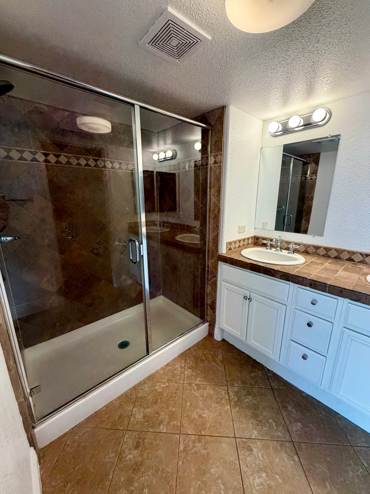 Primary room shower - 4942 Haight Trl