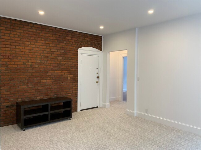 Building Photo - 1064 Beacon St