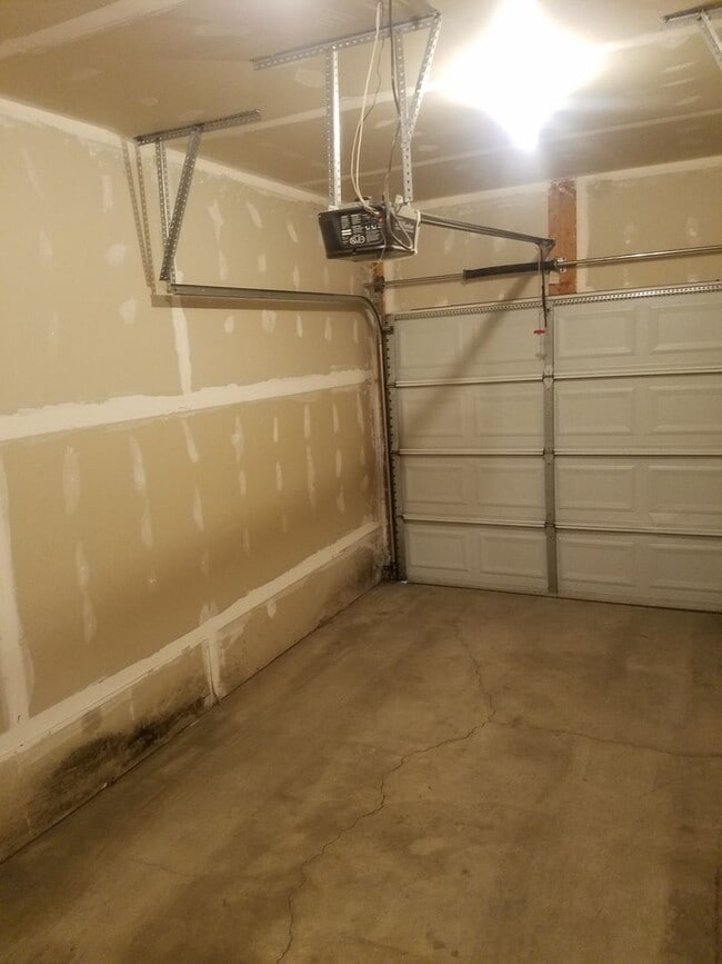 Building Photo - 2 Bedroom 1 Bath Rocky Mountain Townhome w/attached 1 car garage!