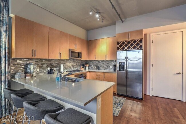 Building Photo - 353 E Bonneville Ave