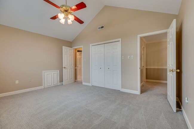 Building Photo - Experience lakefront living at its finest in the heart of East TN