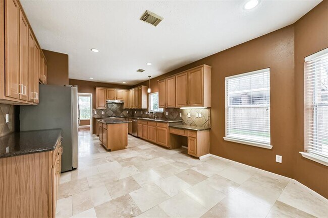 Building Photo - 2427 Shelby Park Dr