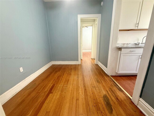 Building Photo - 114 Antilla Ave