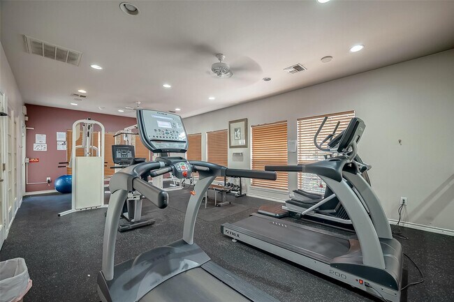 Building Photo - 2255 Braeswood Park Dr