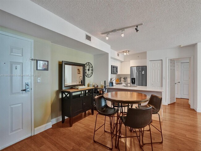 Building Photo - 1155 Brickell Bay Dr