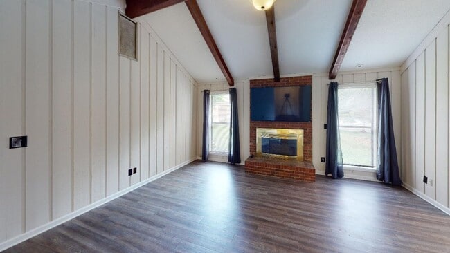 Building Photo - Updated 3 bed 2 bath in the tree lined Bir...