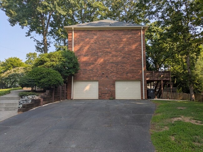 Building Photo - 2251 Nettlebrook Dr