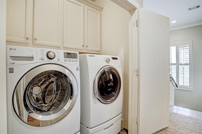 Building Photo - 246 Detering St