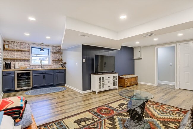 Building Photo - Fully Furnished Modern 3 bedroom Home!