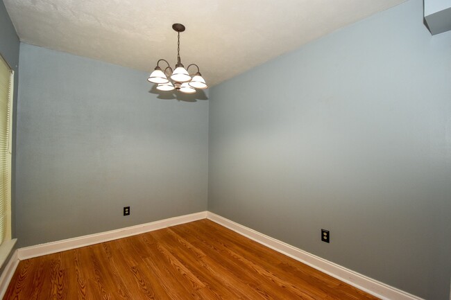 Building Photo - NICE 2 BEDROOM 1.5 BATH CONDO IN GREENWAY ...