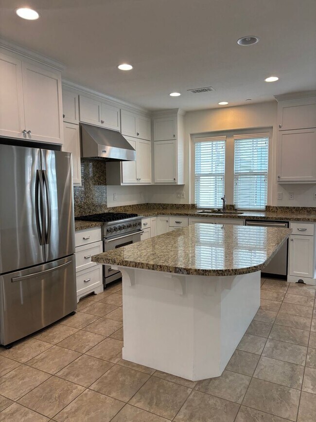 Primary Photo - Pet Friendly 4 bed 3.5 bath home *AVAILABL...