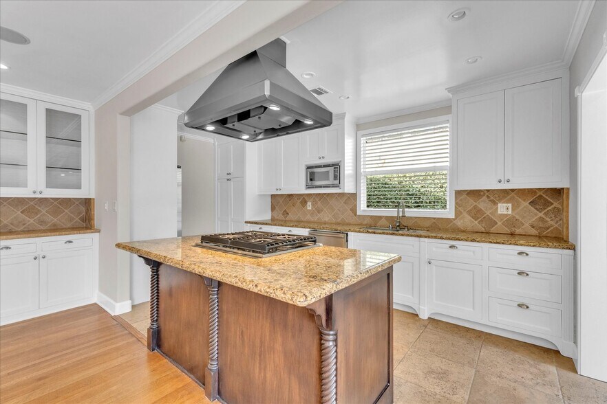 Kitchen - 4710 Cartwright Ave