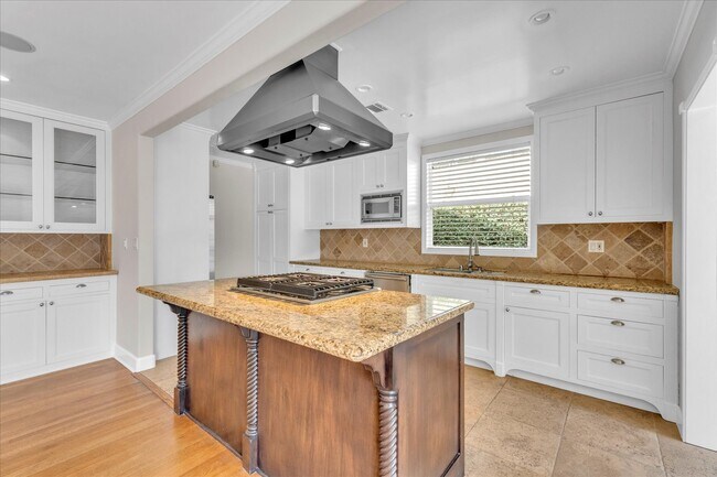 Kitchen - 4710 Cartwright Ave