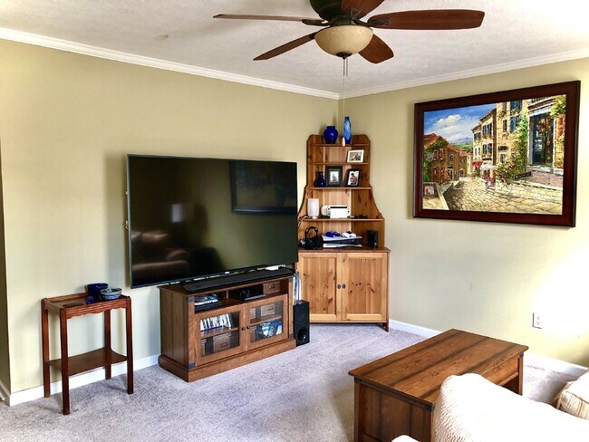 Building Photo - COMING SOON... Split-Level 3Bed/2Bath in H...
