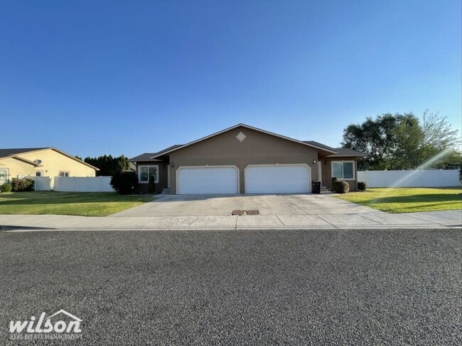 Building Photo - Spacious 3BR/2BA Duplex – Comfort Meets Co...