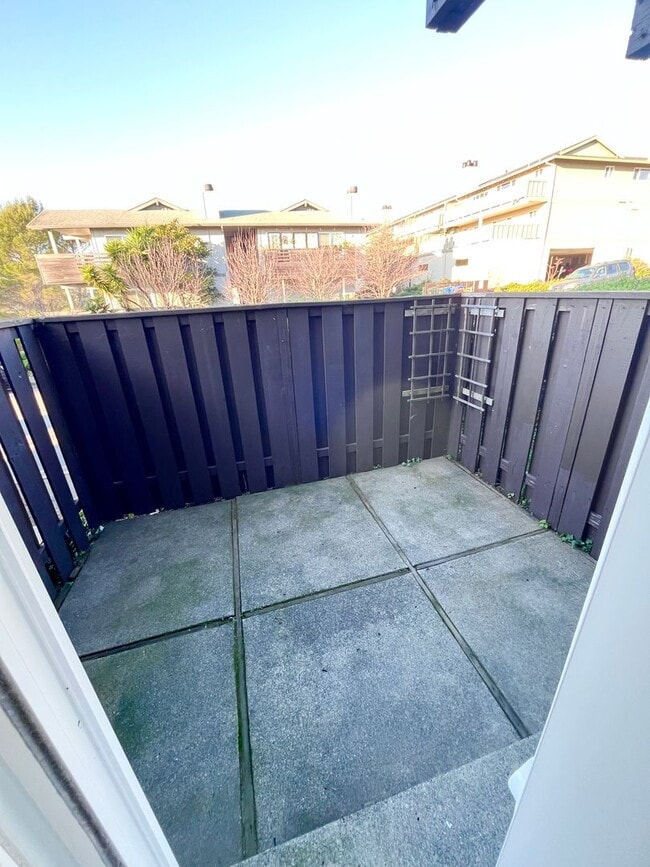 Building Photo - Newly Renovated 2x1 behind Bon Air!