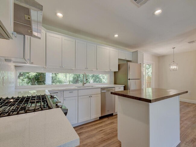 Building Photo - Fantastic Home - Windsor Park