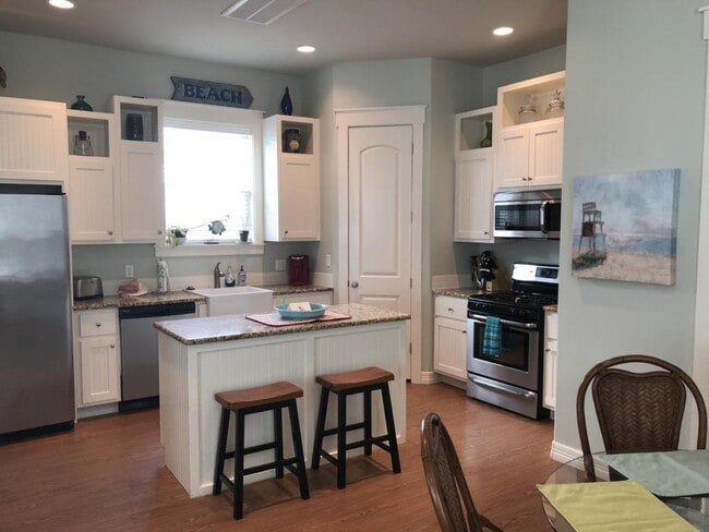 Building Photo - 104 Sailhouse