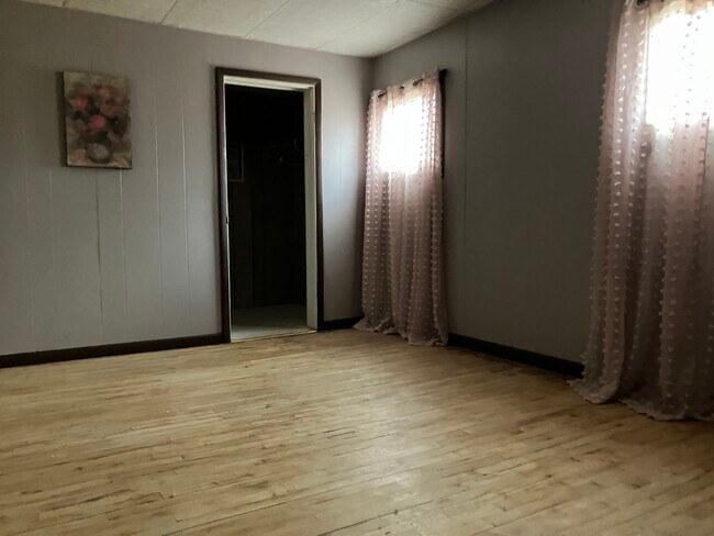 Building Photo - 517 11th Ave W