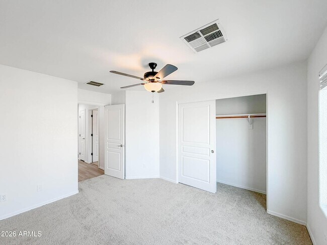 Building Photo - 1009 E Iris Dr