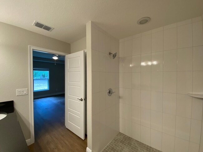 Building Photo - Custom Home - Desirable SE Ocala Neighborh...