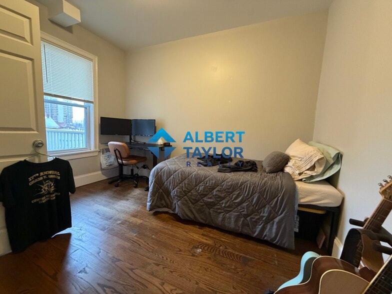 Bedroom #1 - 29 Darling St