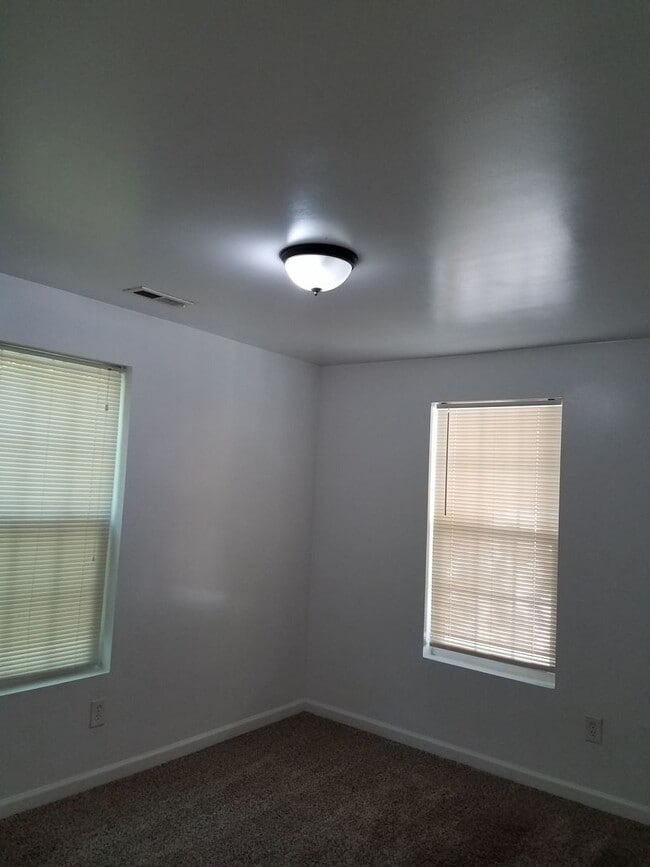 Building Photo - 4 bedroom 2 bath unit within minutes of Old Dominion University