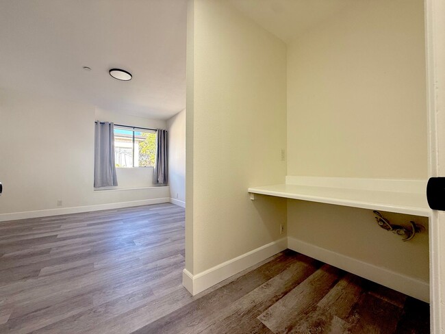 Building Photo - Beautifully Updated End-Unit Condo for Ren...