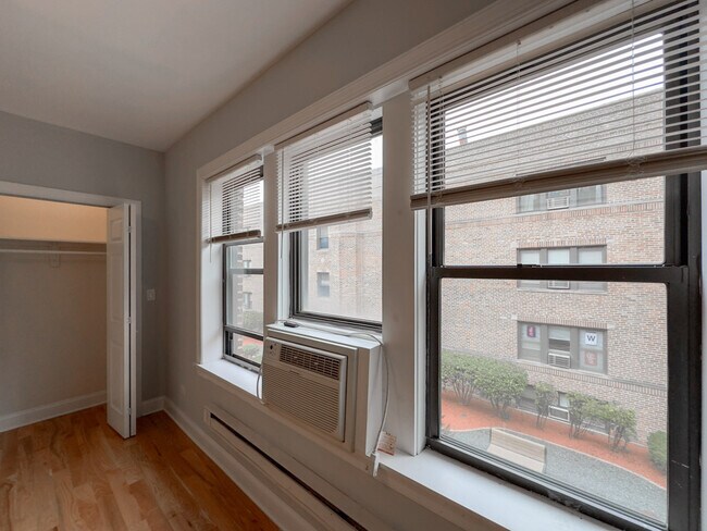 Building Photo - 3725 N Pine Grv