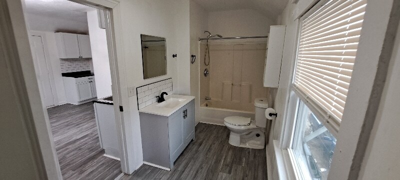 Building Photo - 29 Sutton St SW