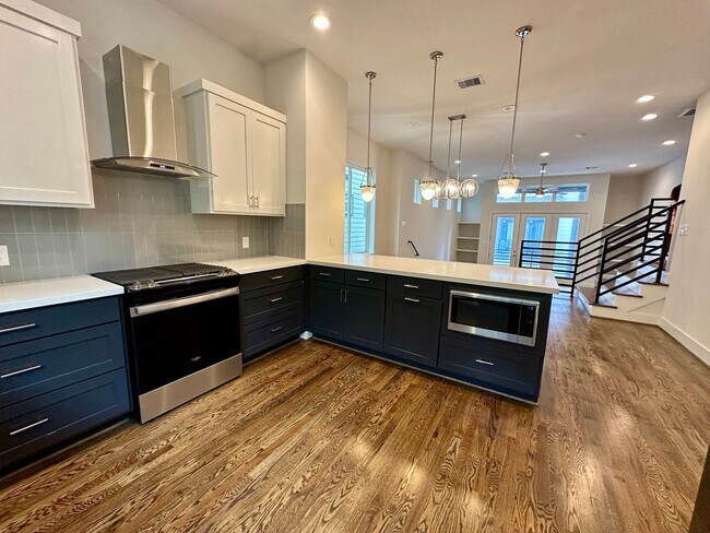 Building Photo - For Lease | 3 Bed, 2 Bath | 2,139 Sq Ft | Greater Heights |