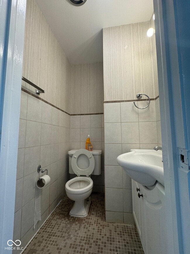 Building Photo - 3401 W 57th St