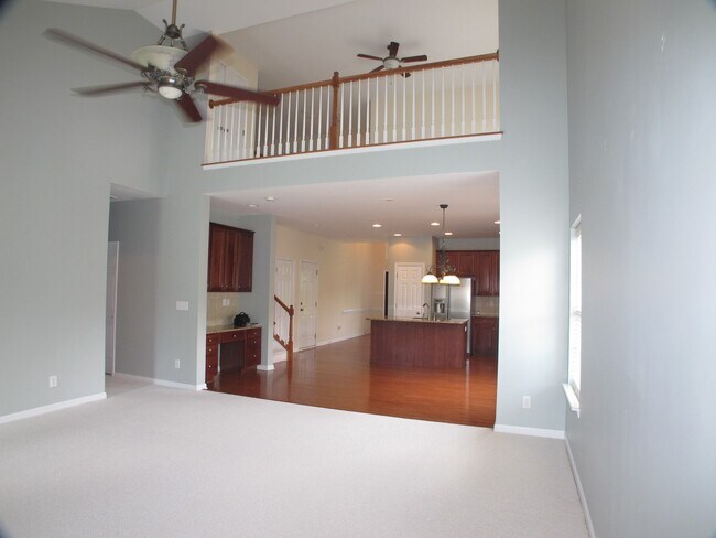 Building Photo - Beautiful move-in ready home located in th...