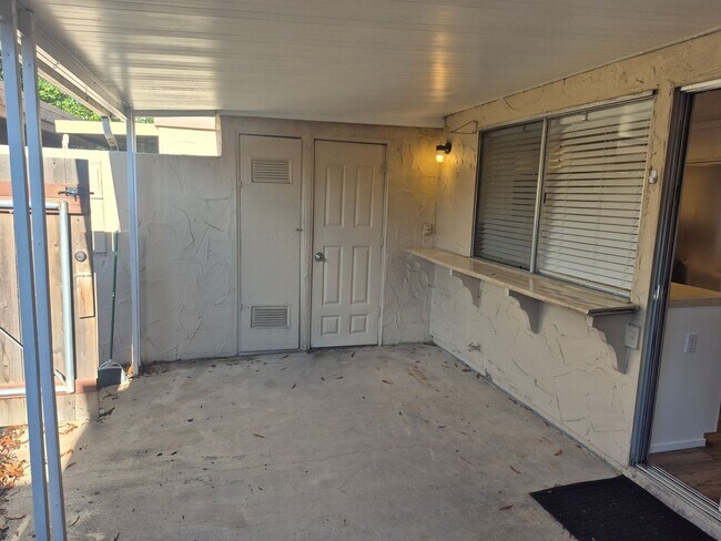 Building Photo - 3 Bedroom 2.5 Bath Carmichael Condo