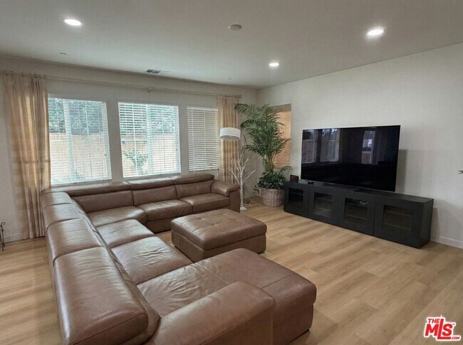 Building Photo - 68 Revell Cir