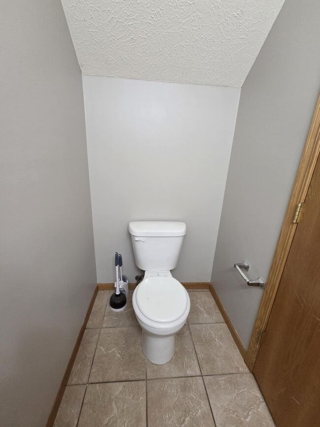 Building Photo - Spacious Town House for Rent