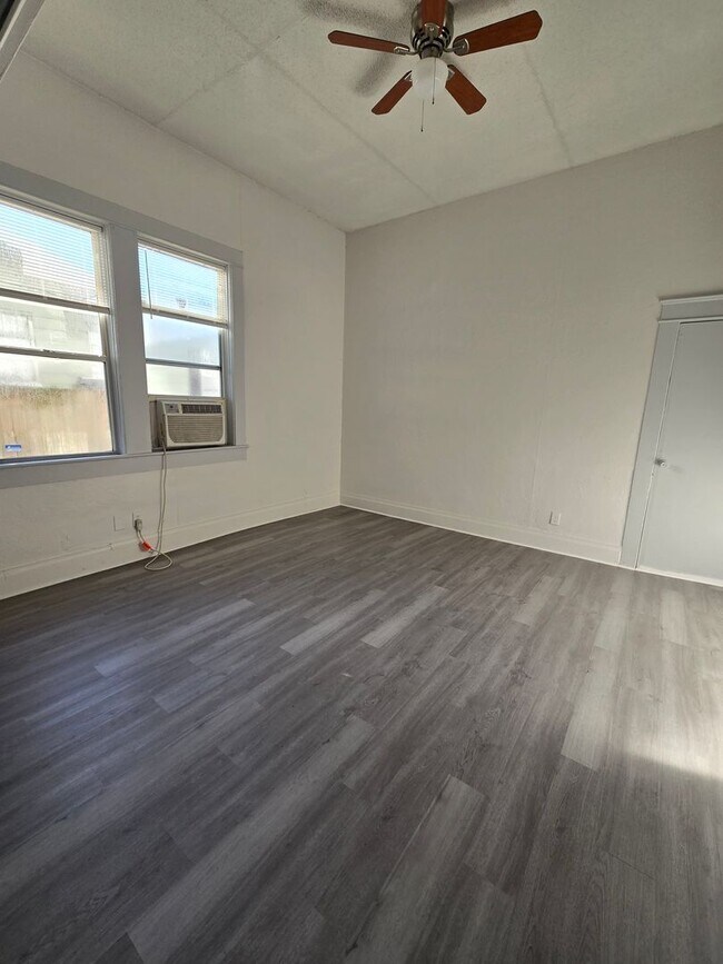Building Photo - SPACIOUS 3 BEDROOM 1.5 BATHROOM APARTMENT ...